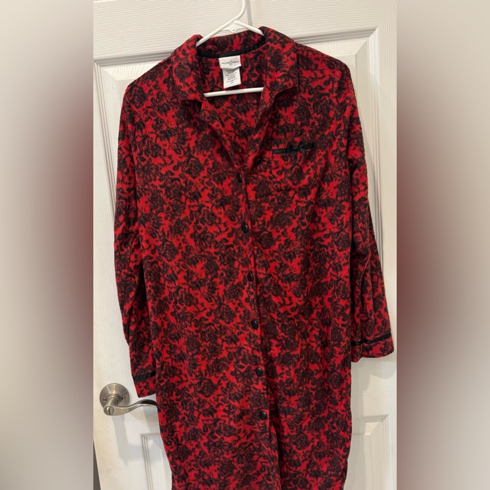 Jaclyn‎ Smith Red and Black Patterned Nightgown